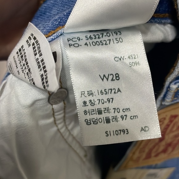 Women Levi’s 501 Distressed Denim Shorts - Picture 7 of 8